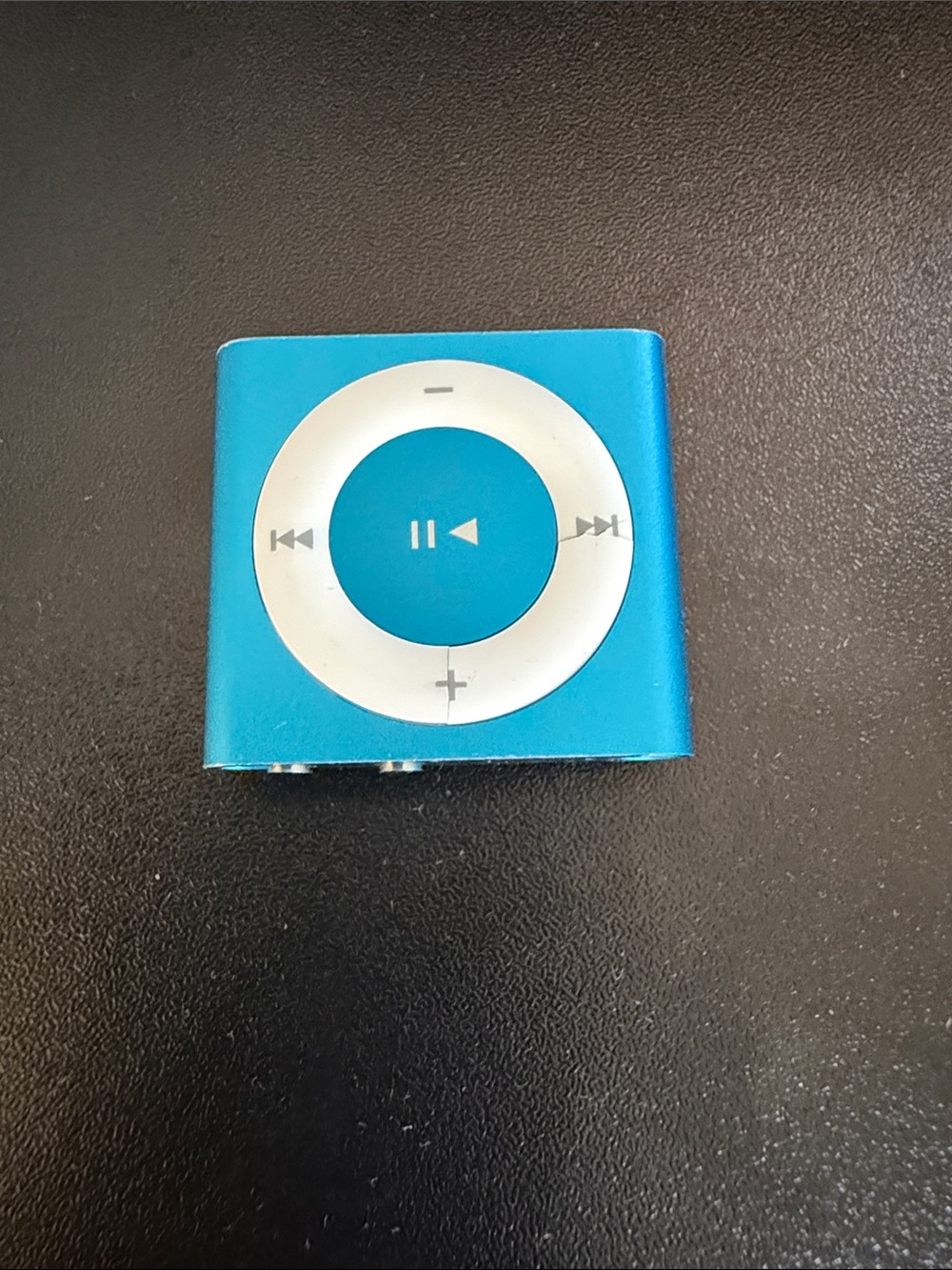 Apple Blue iPod Shuffle with White Controls and USB Cable - Picture 2 of 5